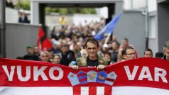 Dav protestujících Chorvatů ve Vukovaru. Bouří se proti srbským názvům na institucích
