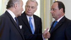 Francouzský prezident Francois Hollande (vpravo), ministr zahraničí  Laurent Fabius (vlevo) a premiér Jean-Marc Ayrault