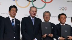 Končící předseda MOV Jacques Rogge (druhý zleva) s japonskými představiteli po zvolení Tokia za pořadatele letních Her v roce 2020