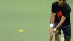 Argentinský tenista Juan Mónaco trénoval 9. září v Praze před semifinále Davisova poháru