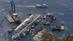 Záchranáři se chystají vyzvednout vrak lodi Costa Concordia