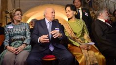 Barmská disidentka Su-Ťij diskutuje s bývalým jihoafrickým prezidentem Frederikem de Klerkem a jeho manželkou