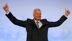 Předseda CSU Horst Seehofer oslavuje vítězství své strany v zemských volbách