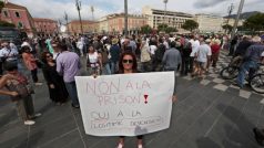 Na obranu okradeného obchodníka z Nice demonstrovalo ve městě tisíc lidí