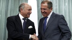 Ruský ministr zahraničí Sergej Lavrov (vpravo) se v Moskvě sešel se svým francouzským protějškem Laurentem Fabiem