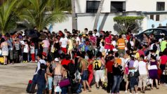 Tisíce turistů prchají před povodněmi z mexického Acapulca