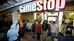 Zahájení prodeje hry v USA provázely dlouhé fronty zájemců před obchody