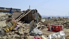 Zemětřesení v Pákistánu: Obyvatelé města Avaran hledají své věci v troskách zřícených domů