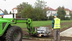 Během zkušební stavby zábran pracovala i těžká technika