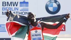 Wilson Kipsang se raduje z vítězství na Berlínském maratonu