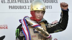 Zlatá přilba, mezinárodní závod na ploché dráze 29. září v Pardubicích. Darcy Ward z Autrálie na stupních vítězů