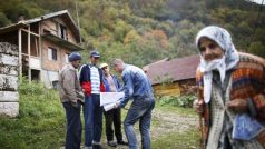 Sčítací komisař mluví s obyvateli vesnice nedaleko Srebrenice