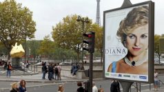 Kontroverzní poutač na film o princezně Dianě v Paříži. Plakát, umístěný nedaleko místa, kde princezna zemřela, byl po kritice odstraněn