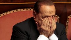 Silvio Berlusconi sleduje hlasování