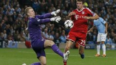 Brankář Manchesteru City Joe Hart v souboji s německým kanonýrem Thomasem Müllerem