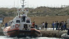 Pobřežní stráž přiváží těla utonulých po ztroskotání lodi s migranty do přístavu Lampedusa na stejnojmenném ostrově