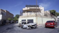 Libye. Zničené auto před budovou ruského velvyslanectví v Tripolisu