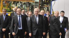 Prezident Miloš Zeman se poslední den návštěvy Moravskoslezského kraje vypravil i do výrobního závodu automobilky Tatra v Kopřivnici