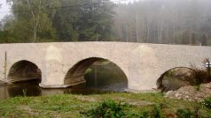 Omítnutý historický most v Ronově nad Sázavou