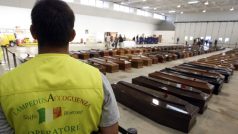 Rakve s těly obětí lodního neštěstí u ostrova Lampedusa