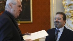 Nový palestinský velvyslanec v Česku Džamál Muhammad Džamál (vpravo) předal v Praze pověřovací listiny prezidentu Miloši Zemanovi.