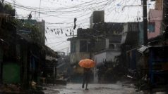 Vesnice Donkuru v oblasti Srikakulam na jihovýchodě Indie. Muž se snaží skrýt před deštěm, který přináší silný cyklon