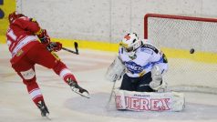 Daniel Rákos (vlevo) z Třince střílí první gól utkání Marku Čiliakovi, byl to ale brankář Brna a jeho spoluhráči, kdo se radoval z vítězství