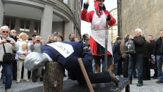 Protestní shromáždění členů Metropolitního spořitelního družstva proti odebrání licence Metropolitnímu spořitelnímu družstvu