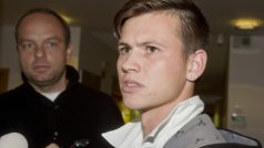 Fotbalista Teplic Egon Vůch hovoří s novináři při svém odchodu od disciplinární komise FAČR, kde 17. října v Praze vypovídal jako svědek v kauze sázkařské aféry.