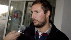 Fotbalista Kladna Tomáš Procházka mluví s novináři při svém odchodu od disciplinární komise FAČR