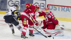 Utkání 13. kola hokejové extraligy mezi HC Vítkovice Steel - HC Oceláři Třinec hrané 18. října v Ostravě. Ondřej Roman (vlevo) z Vítkovic v první šanci před brankou hostí. Uprostřed je Lukáš Gavlas z Třince, v brance Šimon Hrubec z Třince.