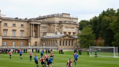 Buckinghamský palác - netradiční kulisa utkání amatérské ligy Civil Service FC - Polytechnic FC