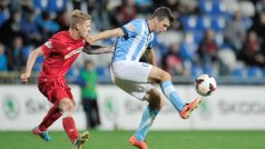 Utkání 12. kola první fotbalové ligy FK Mladá Boleslav - Zbrojovka Brno 27. října v Mladé Boleslavi. Ondřej Kúdela (vpravo) z Boleslavi a Daniel Přerovský z Brna.