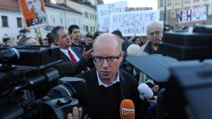 Protest na podporu předsedy ČSSD Bohuslava Sobotky v Praze na Pohořelci