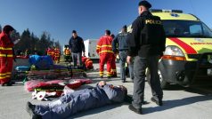 Policisté, dozorci i záchranáři z Moravskoslezského kraje si vyzkoušeli, jak by se vypořádali s nehodou autobusu plného vězňů