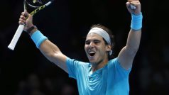 Španělský tenista Rafael Nadal slaví výhru nad Stanislasem Wawrinkou na Turnaji mistrů