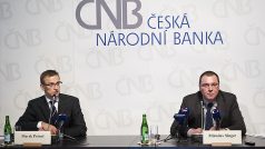 Tisková konference ČNB - České národní banky, Marek Petruš a Miroslav Singer (vpravo)