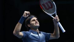 Roger Federer slaví postup do semifinále Turnaje mistrů v Londýně