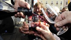 Otvírání lahví prvního letošního mladého vína na náměstí Svobody v Brně