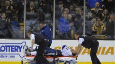 Kanadský útočník Steven Stamkos z Tampy opustil led v Bostonu na nosítkách, při zápase si zlomil nohu