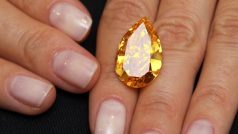 Aukční síň Christies dá do dražby vzácný oranžový diamant. Kámen ve tvaru slzy váží necelých 15 karátů