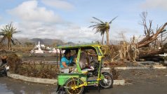 Týden po řádění tajfunu Haiyan na Filipínách