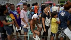 Obyvatelé postižených Filipín musí kvůli pomoci vystát dlouhé fronty