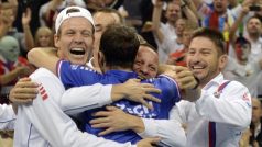 Čeští tenisté slaví vítězství ve finále Davis Cupu