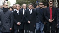 K redakci deníku Libération přichází francouzský ministr vnitra Manuel Valls (uprostřed) a starosta Paříže Bertrand Delanoe (druhý zleva)