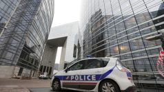 Policie hlídá okolí francouzské banky Société Générale v pařížské obchodní čtvrti La Défense