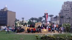 Odhalení památníku na káhirském náměstí Tahrír. Památník je uprostřed kruhového objezdu