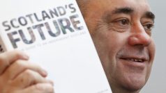 Skotský první ministr Alex Salmond drží takzvanou Bílou knihu, plán Skotska na odtržení od Velké Británie