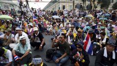 Thajci protestují v hlavním městě už třetí den