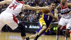 Jan Veselý (vlevo) v zápase s Los Angeles Lakers